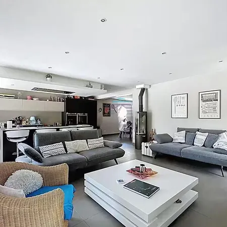 Σπίτι διακοπών House With Private Pool And Garden In
