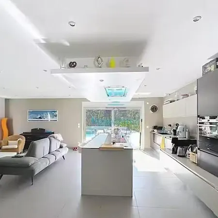 House With Private Pool And Garden In
