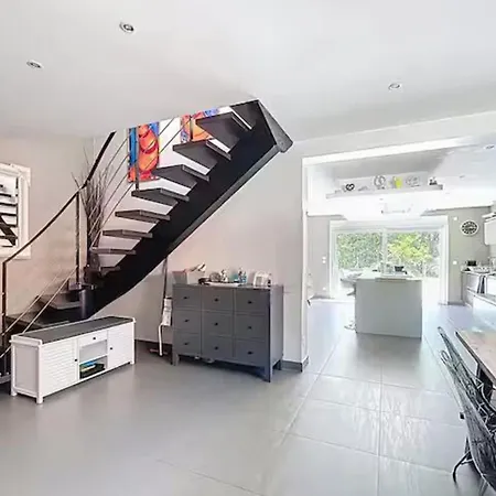 House With Private Pool And Garden In Σπίτι διακοπών *
